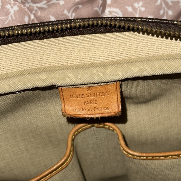 Louis Vuitton Deauville Monogram Canvass Bag - Picture 2 of 11